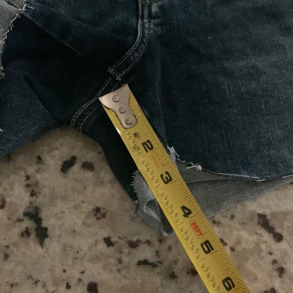 Suki short mid-rise curvy distressed short - Picture 4 of 7